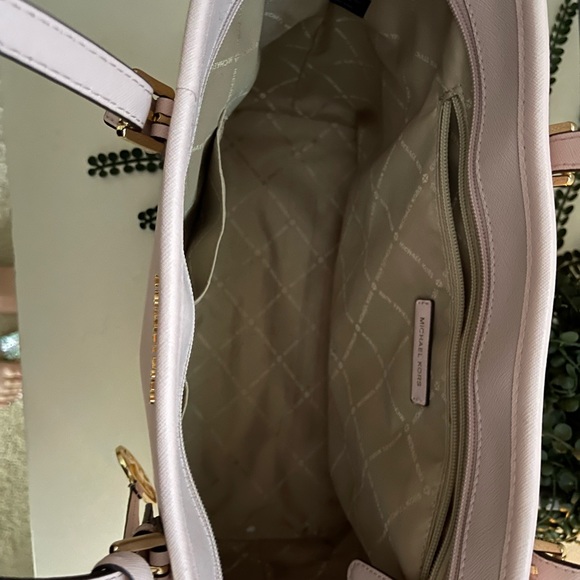 Beautiful blush pink MK bag! I just don’t use it anymore.. needs a loving home. - Picture 3 of 4